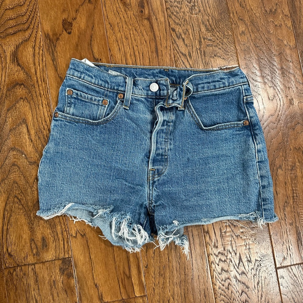 Levi 501 shorts size 26